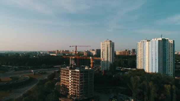 The construction crane and the building against the blue sky — Stock Video