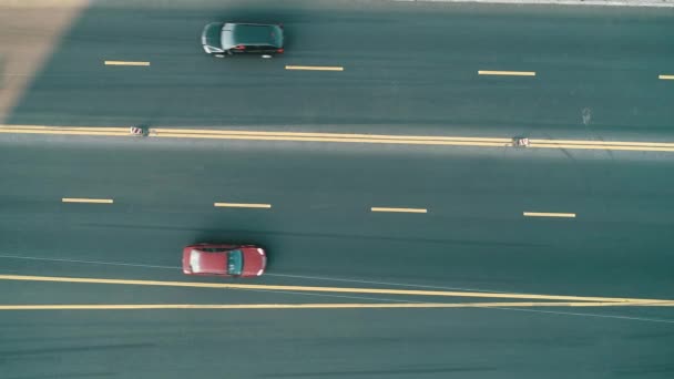 Vista aérea superior da junção rodoviária de cima, tráfego automóvel e engarrafamento de muitos carros, conceito de transporte — Vídeo de Stock