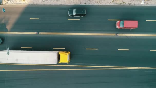 Vista aerea dall'alto del bivio stradale dall'alto, traffico automobilistico e ingorgo di molte auto, concetto di trasporto — Video Stock