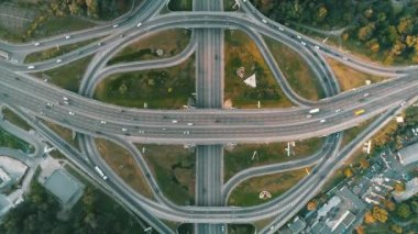 birçok yol işaretleri ile karmaşık yol kavşak havadan görünümü