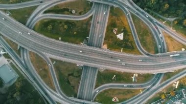 birçok yol işaretleri ile karmaşık yol kavşak havadan görünümü