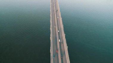 Köprü yolu otomobil trafiğinin havadan görüntüsü, pek çok araba, ulaşım konsepti