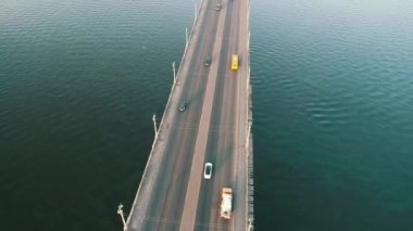 Köprü yolu otomobil trafiğinin havadan görüntüsü, pek çok araba, ulaşım konsepti