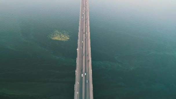 Luchtfoto bovenaanzicht van brug weg auto verkeer van vele auto 's, vervoer concept — Stockvideo