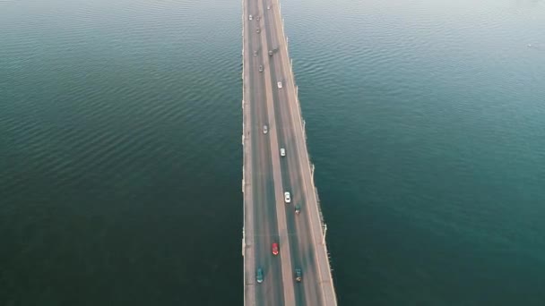 Вид сверху с воздуха на мост автомобильного движения многих автомобилей, транспортная концепция — стоковое видео