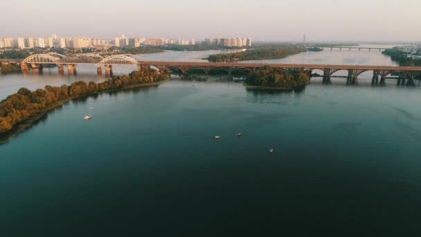 Widok z lotu ptaka na miasto Kijów, Ukraina. Dniepru z mostów. Most Darnitskiy. Dzielnicy Poznyaki w tle — Wideo stockowe