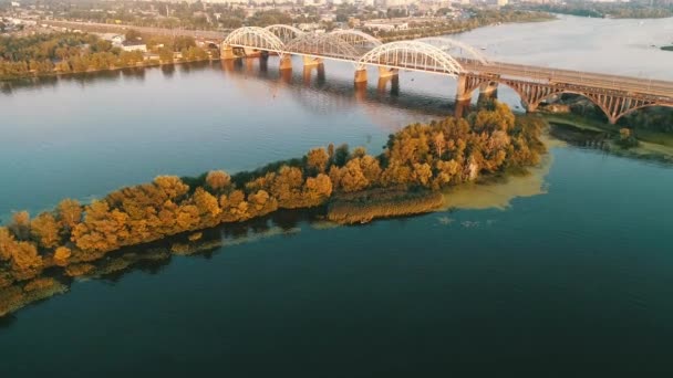 ウクライナ キエフ市の空撮。ドニエプル川橋。Darnitskiy 橋。バック グラウンドで Poznyaki 地区 — ストック動画