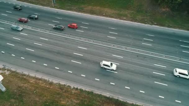 Översta Flygfoto över trafikplats ovanifrån, biltrafik och sylt av många bilar, transport konceptet — Stockvideo