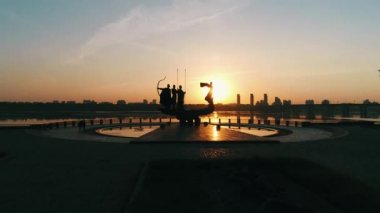Kyiv, gündoğumu, ateşli güneş ışığı güzel cityscape kurucuları için anıt. Paton Köprüsü üzerinde kişi hayatını kaybetti, Shchek, Horyv ve Lybid heykeli. Ukrayna'nın başkenti