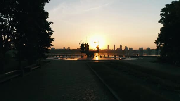 Monumento a los fundadores de Kiev al amanecer, hermoso paisaje urbano a la luz del sol ardiente. Estatua de Kyi, Shchek, Horyv y Lybid sobre el puente de Paton. Capital de Ucrania — Vídeo de stock