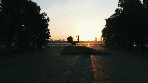 Monumento a los fundadores de Kiev al amanecer, hermoso paisaje urbano a la luz del sol ardiente. Estatua de Kyi, Shchek, Horyv y Lybid sobre el puente de Paton. Capital de Ucrania — Vídeo de stock