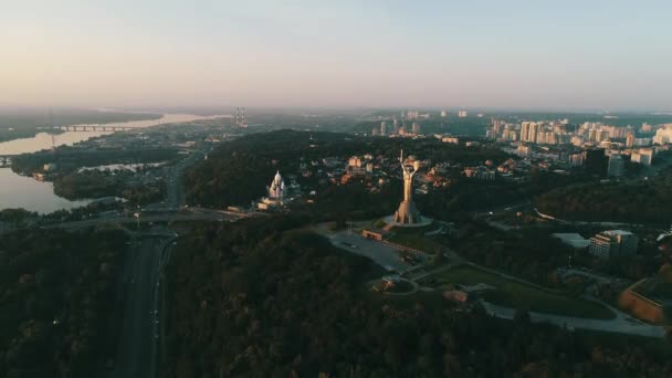 Moeder moederland monument in Kiev. Historische bezienswaardigheden van Oekraïne. — Stockvideo