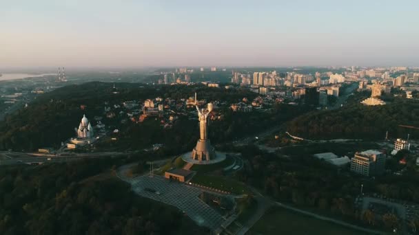 Moeder moederland monument in Kiev. Historische bezienswaardigheden van Oekraïne. — Stockvideo