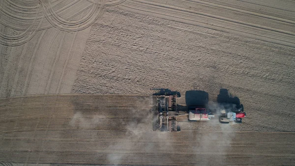 Bonde i traktor förbereda mark med grogrund jordfräs, ovanifrån — Stockfoto