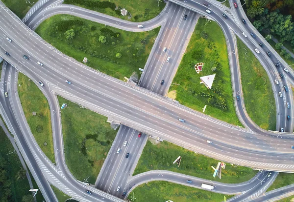 Flygfoto landskap av upptagen motorväg korsning väg, Transport koncept — Stockfoto