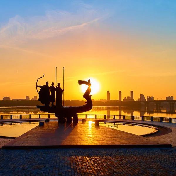 Denkmal für die Gründer des Kyiv bei Sonnenaufgang, Weitwinkelblick mit blauem Himmel und gelber Sonne. Statue von Kyi, Shchek, Horyv und Lybid. — Stockfoto