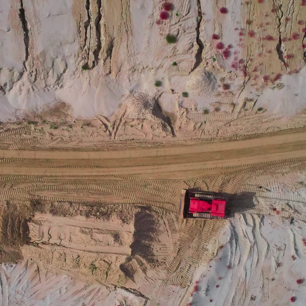 Vista aérea de la cantera de arena con excavadora —  Fotos de Stock