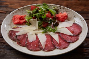 Carpaccio ile peynir ve salata üstten görünüm