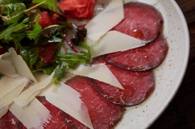 Carpaccio ile peynir ve salata üstten görünüm