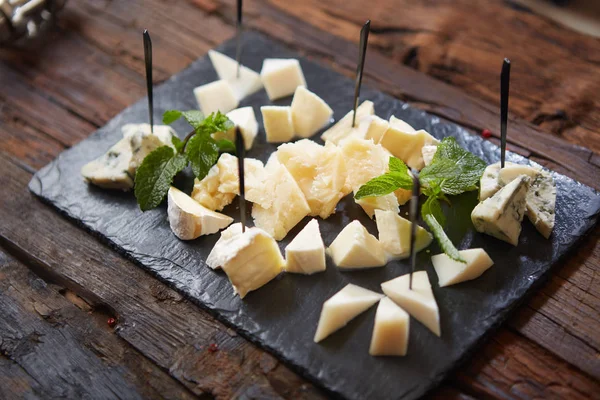 Cheeseboard Top View sur fond plat en pierre noire — Photo