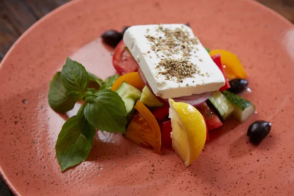 Овощной салат с сыром — стоковое фото