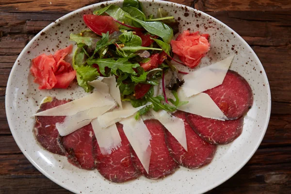 O carpaccio com queijo e salada vista superior — Fotografia de Stock