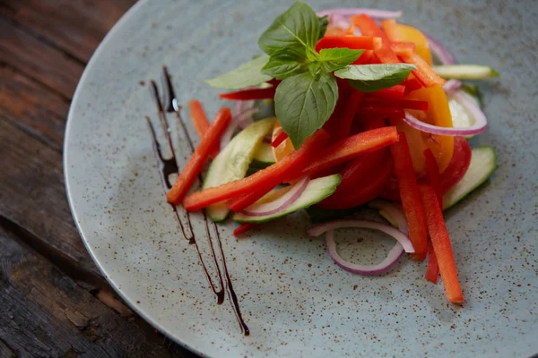 Groente salade. Concept voor een smakelijke en gezonde maaltijd. — Stockfoto