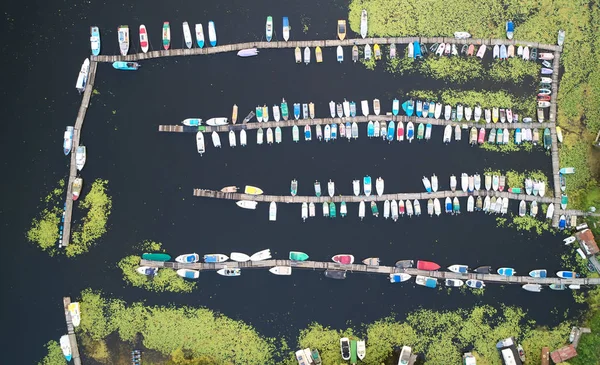 Blick von oben auf Pier, viele Schnellboote und Yachten in Pier. Per Drohne eingefangen — Stockfoto