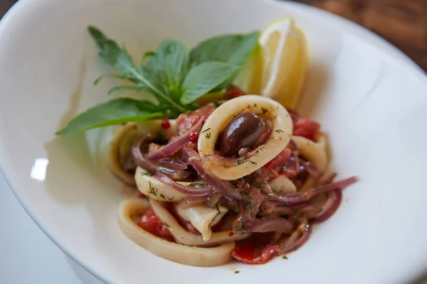 Салат из морепродуктов с креветками и кальмарами — стоковое фото