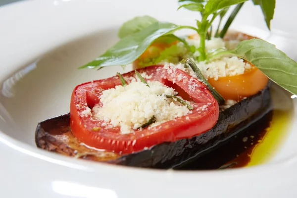 Parmesanlı fırında patlıcan, domates ve fesleğen..