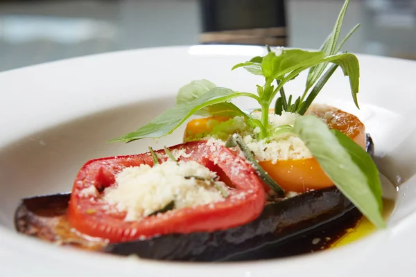 Baked eggplant with parmesan cheese, tomatoes and basil. — Stock Photo, Image