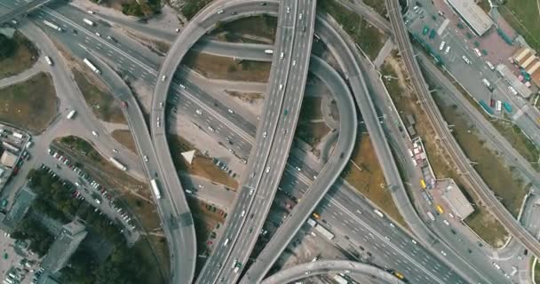 Вид с воздуха на шоссе и путепровод в городе — стоковое видео