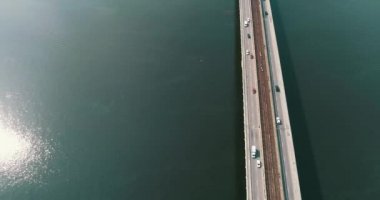 Havadan görünümü Road, Ukrayna'da çok araba Otoban Nehri var. Güzel Street, üst arka plan görüntüleme