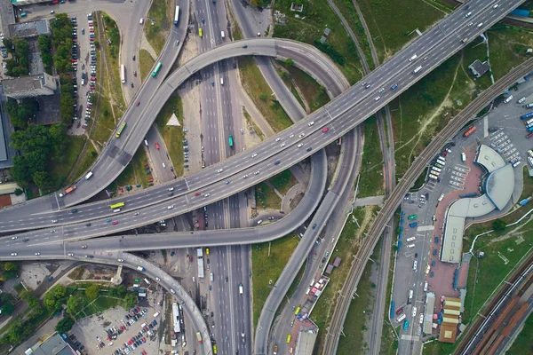 Vue aérienne de l'autoroute et du passage supérieur en ville. — Photo