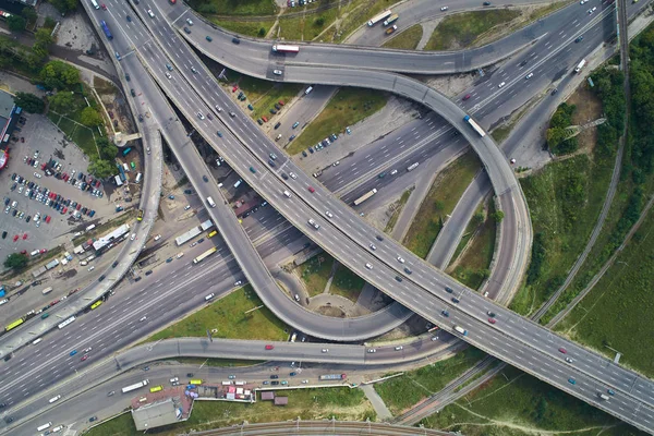 Flygfoto över motorväg och överfart i staden. — Stockfoto