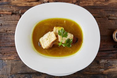 Seramik tencerede soğan çorbası. Sığ dof