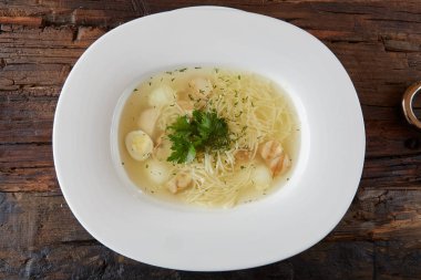 Tavuk çorbası erişte ve sebze beyaz kase.