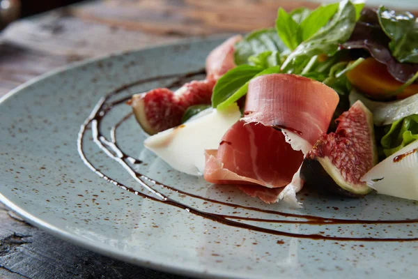 İtalyan salatası. Jamon ve parmesan ile incir