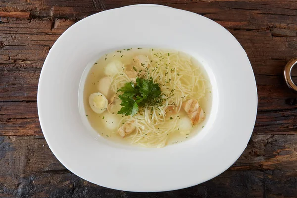 Sopa Pollo Con Fideos Verduras Tazón Blanco —  Fotos de Stock