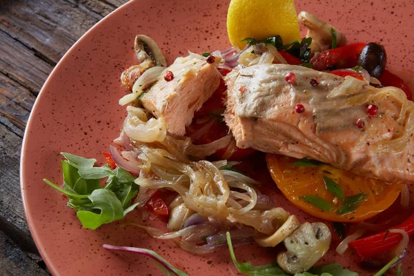 Gestoomde Zalm Met Groenten Een Plaat — Stockfoto