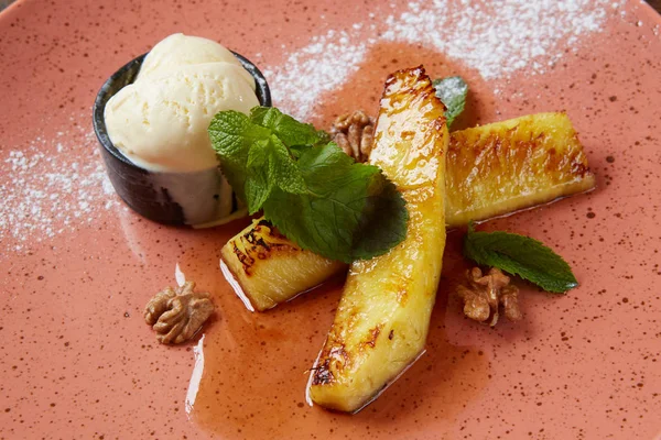 Grilled Pineapple Scoops Vanilla Ice Cream — Stock Photo, Image