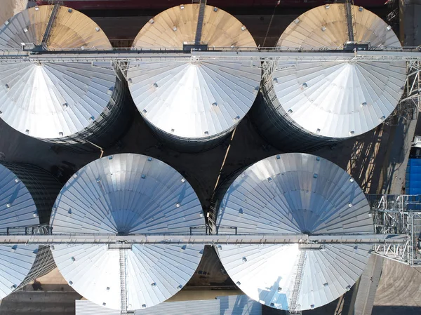 Silo agricolo. Stoccaggio ed essiccazione di cereali, frumento, mais, soia, contro il cielo blu con nuvole . — Foto Stock