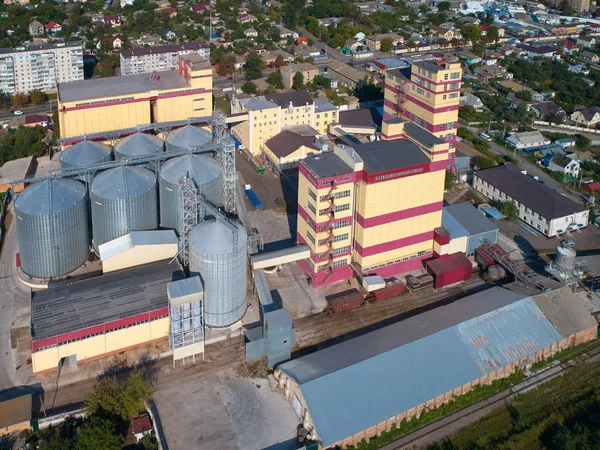 Silo agrícola. Almacenamiento y secado de granos, trigo, maíz, soja, contra el cielo azul con nubes . —  Fotos de Stock