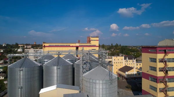 农业仓。谷物、小麦、玉米、大豆的贮藏和干燥, 对蓝天白云. — 图库照片