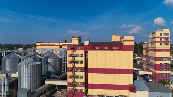 Tarım Silo. Depolama ve kurutma, tahıl, buğday, Mısır, soya, mavi gökyüzü bulutlu. — Stok fotoğraf