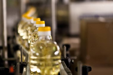 Ayçiçek yağı üretim hattı hareket şişe. Sığ dof.