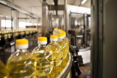 Ayçiçek yağı üretim hattı hareket şişe. Sığ dof.