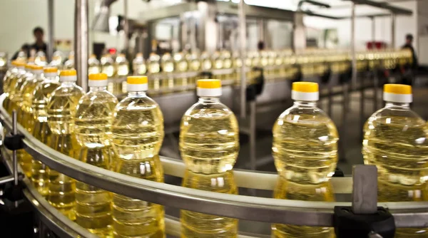 Подсолнечное масло в бутылке движется по производственной линии. Shallow dof . — стоковое фото