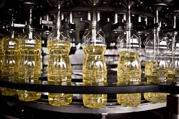 Sunflower oil in the bottle moving on production line. Shallow dof. — Stock Photo, Image