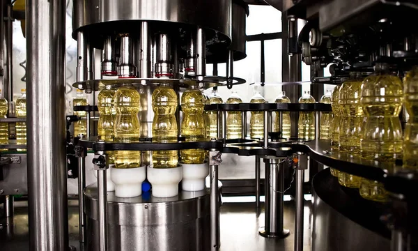 Sonnenblumenöl in der Flasche in Bewegung auf dem Produktionsband. flacher dof. — Stockfoto